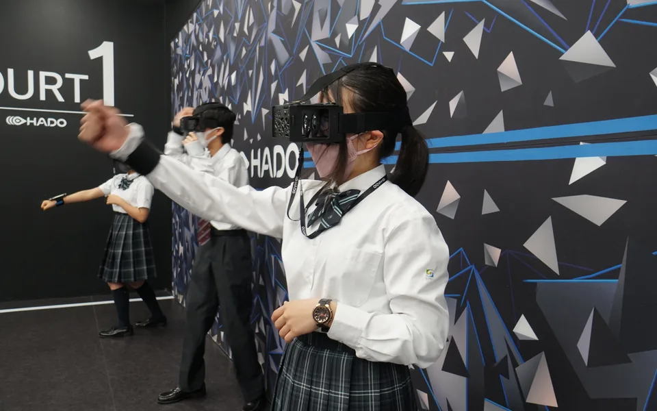 制服姿でHADOを体験する高校生