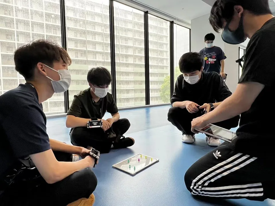 HADOの作戦ボードを囲み、チームで戦略を話し合う生徒たち