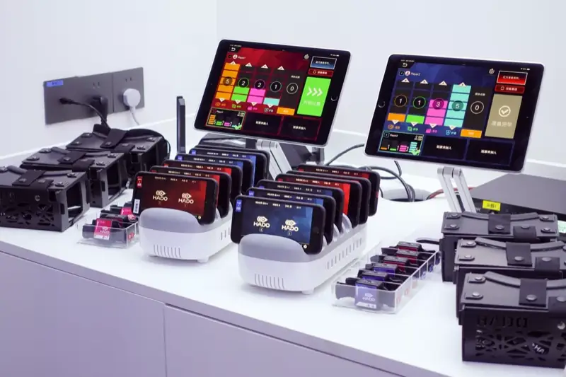 タブレット、ヘッドセット、アームセンサーなどのHADO機材一式