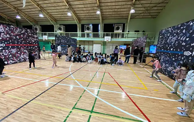学校の体育館にHADOのコートと機材を設置して実施している様子