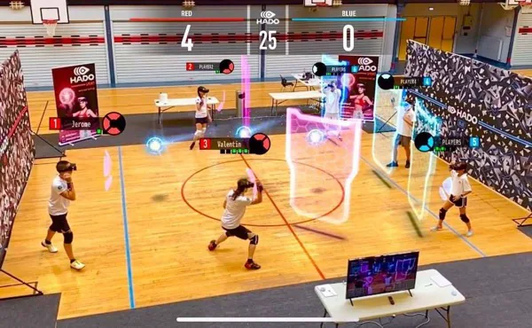体育館でHADOを体験し、AR表示や試合データを確認する生徒たち