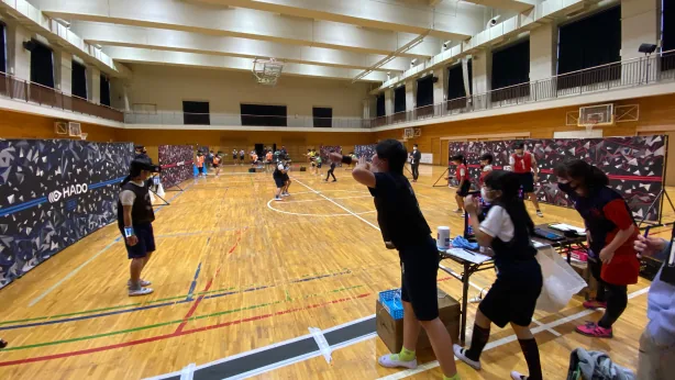 体育館の複数コートでHADOの校内大会に参加する生徒たち