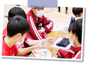 作戦会議をする生徒たち