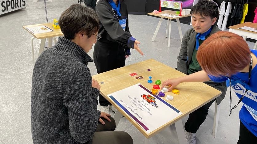 テーブルの上で楽しむミニゲームの様子