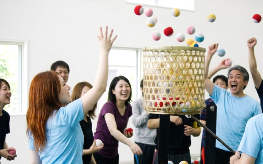 運動会競技（玉入れ）を楽しむ様子