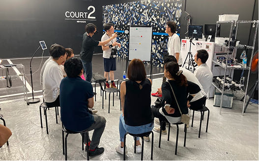 内定者同士がお台場の会場でHADOを体験している様子