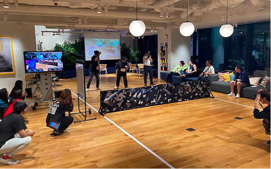 内定者同士が自社ビルスペースでHADOを体験している様子