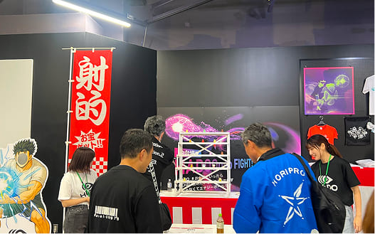 新入社員同士がお台場の会場で縁日・屋台系コンテンツを楽しんでいる様子