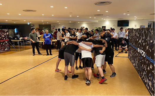 海外ゲストを含めたメンバーが自社カフェスペースで団結している様子