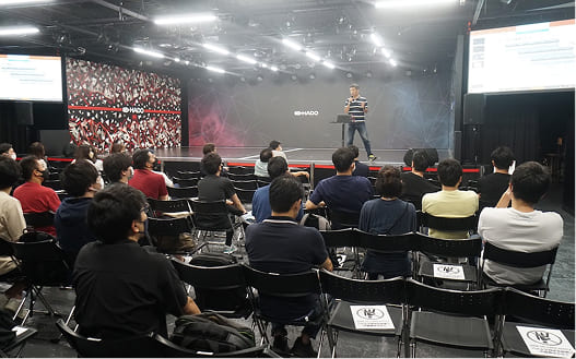 社員がHADOの説明を聞いてる様子