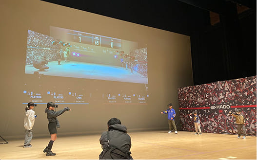 組合員同士が貸しスペースでHADOを体験している様子