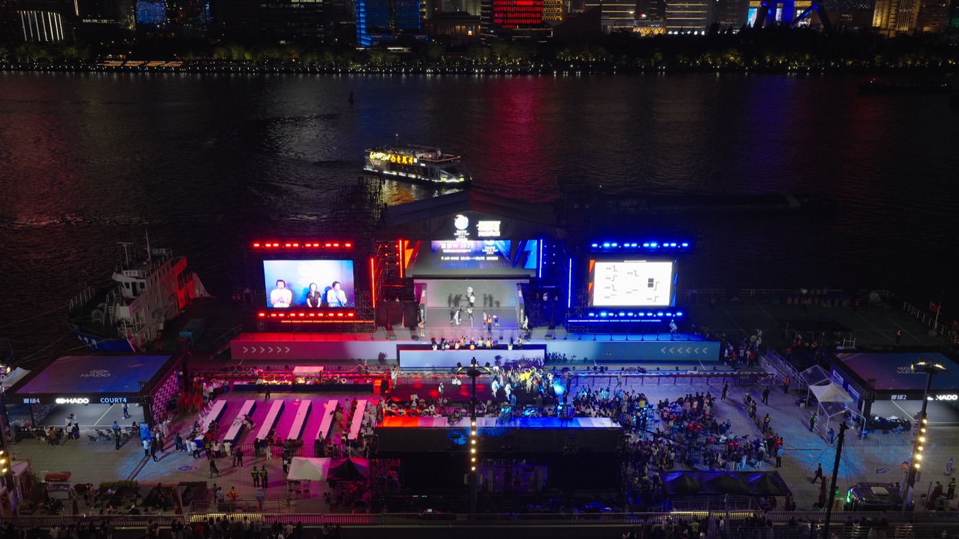夜間にライトアップされたHADOイベントステージ