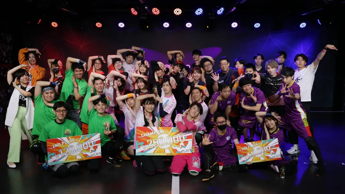 HADO ARENA お台場店での大会の表彰式。入賞チームの集合写真