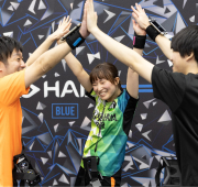 笑顔でハイタッチをする女性と男性