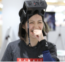 ヘッドマウントをつけた笑顔の女性