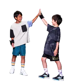 ハイタッチする子どもたち