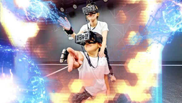 ヘッドマウントディスプレイ（ARゴーグル）を装着して格好良くポーズを決める子ども