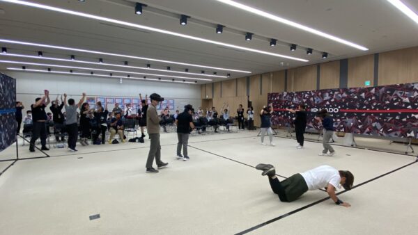 仲間と連携しながらARスポーツHADOに挑戦する参加者
