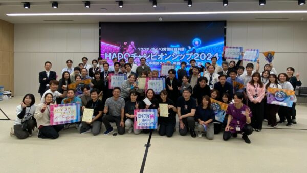 チームビルディングイベント終了後に記念撮影を行う参加者