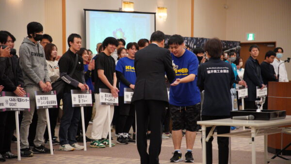 商工会議所主催の異業種交流イベントでARスポーツHADOを体験する参加者