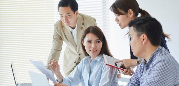 職場で認識の違いについて話し合うチームメンバー