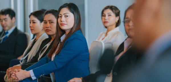 自己開示やフィードバックが進まない研修の様子