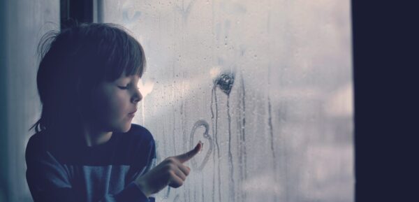 雨の日の休日に外で遊べず運動不足になりがちな子ども