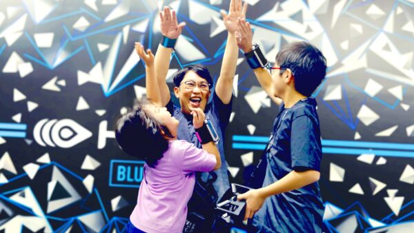 ARスポーツHADOを家族で体験して笑顔でハイタッチするお父さんと子ども